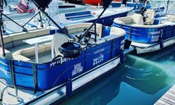 Activité Saloon boat offer Saloon boat - Bateaux à moteur sans permis image